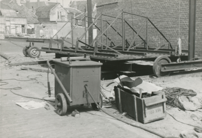 860449 Afbeelding van het construeren van een nieuwe werkplaats voor de smederij van de heer W.C. Schouten aan de ...